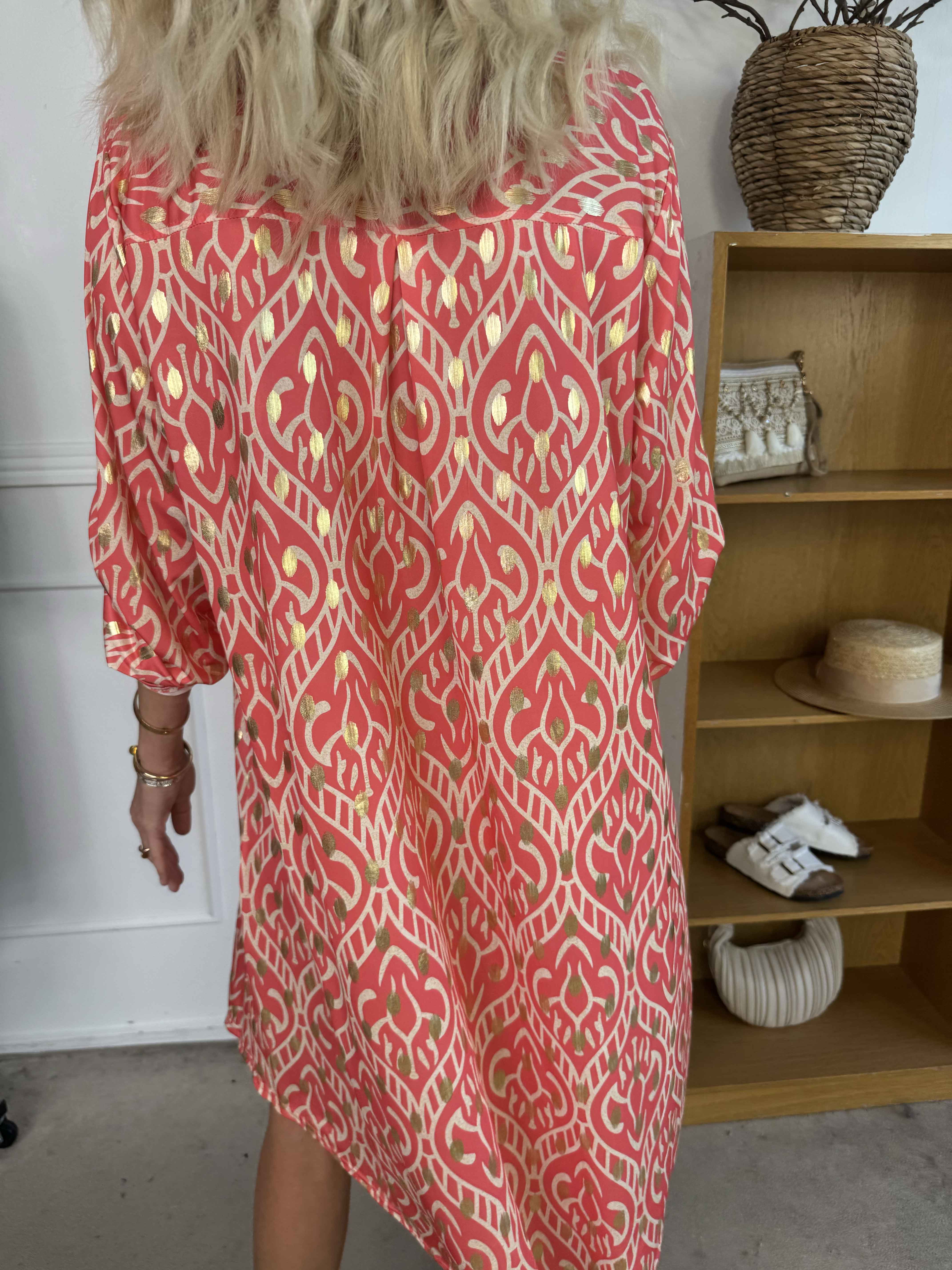 Ebba Boho Long - Elastisk mönstrad klänning med guldprickar